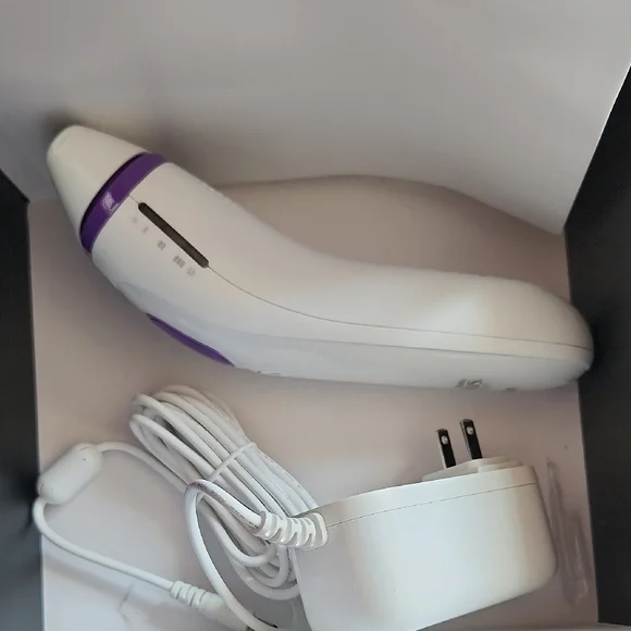 Gillette Venus Silk-Expert 3 IPL Hair Removal System - Picture 2 of 6